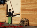 Sichtschutzzaun aus einzelnen Holzlamellen. Montage kinderleicht, selbst von einem Kind