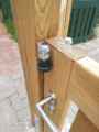 Torstopper für Holzschiebetore, zum abbremsen, fixieren und führen am Hakenschloss, mit Rollen oben oder unten verbaubar